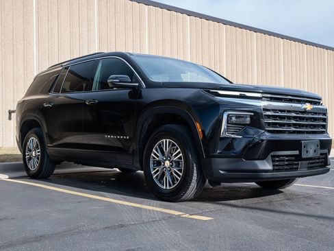 Used 2025 Chevrolet Traverse LT image 2