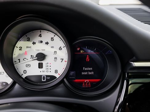 Certified 2024 Porsche Macan image 15