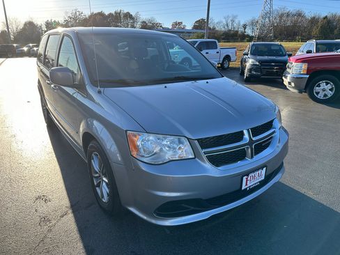 Used 2016 Dodge Grand Caravan SE image 6