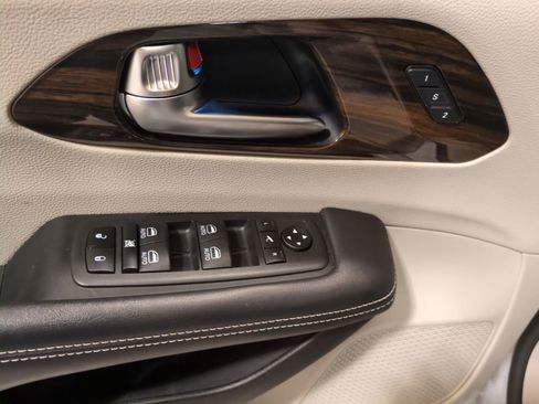 Used 2021 Chrysler Pacifica Limited AWD/4WD image 19
