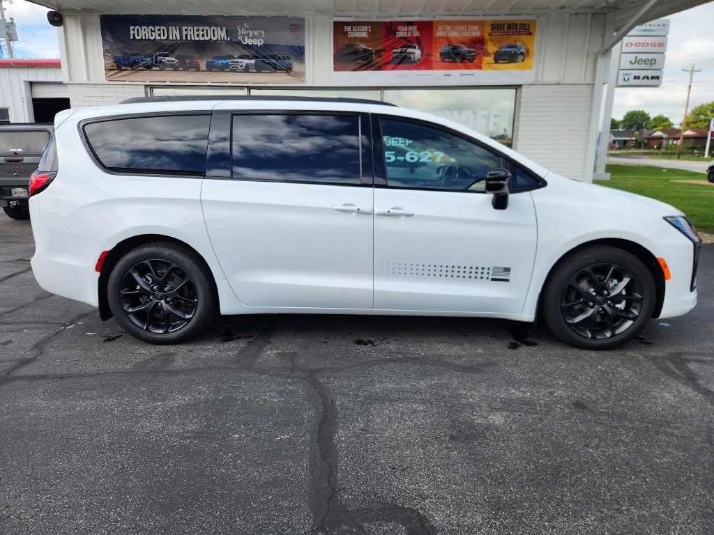 New 2027 Chrysler Pacifica Select FWD image 2