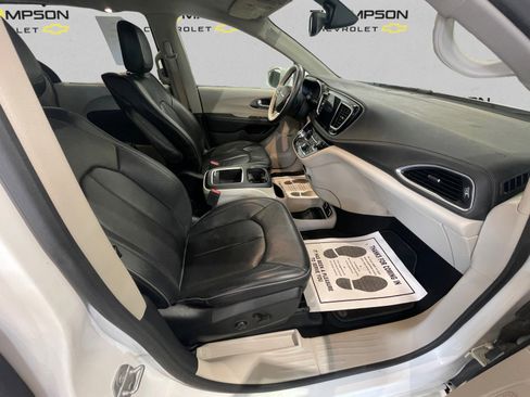 Used 2018 Chrysler Pacifica Limited image 15