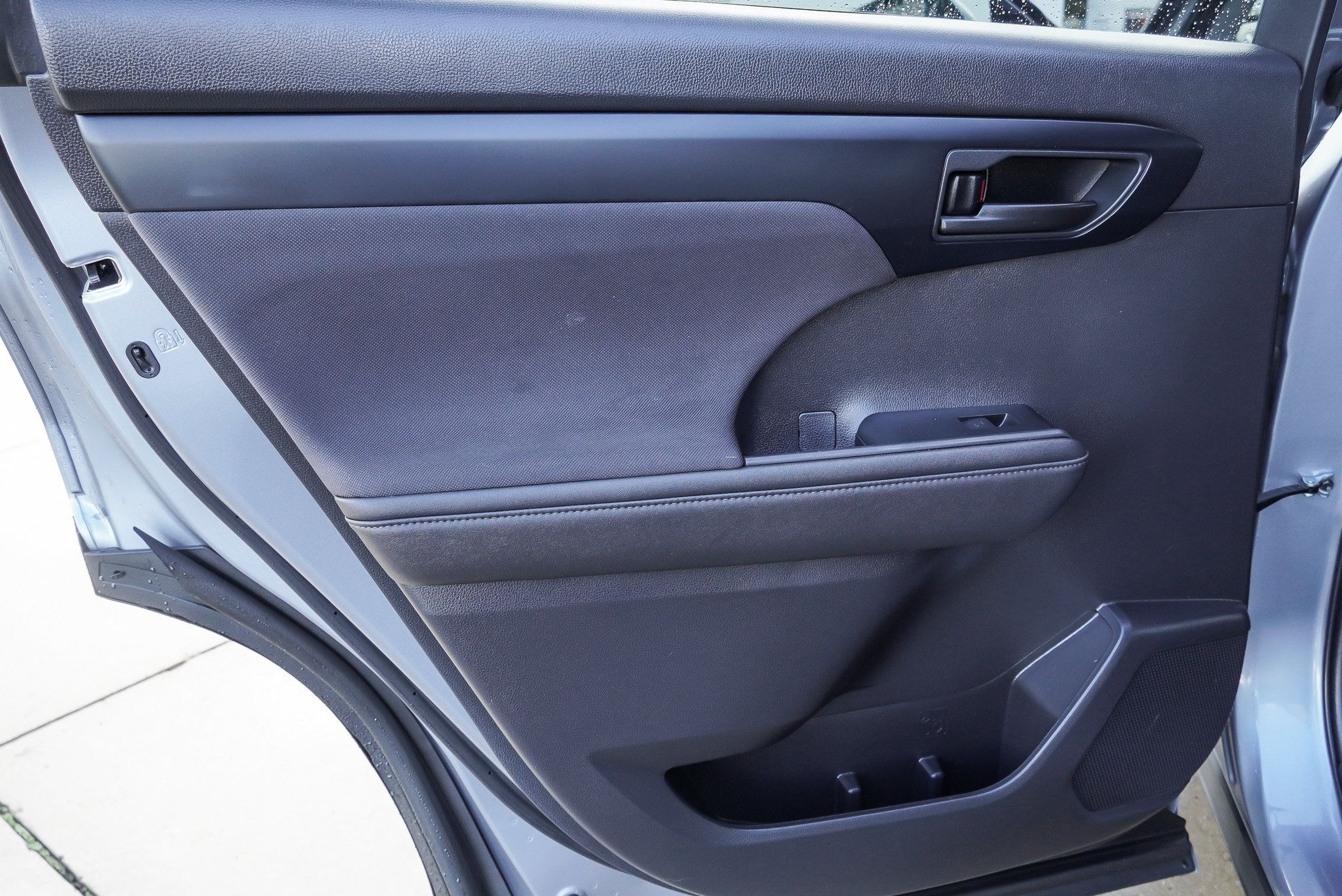 Used 2023 Toyota Highlander LE AWD/4WD image 23