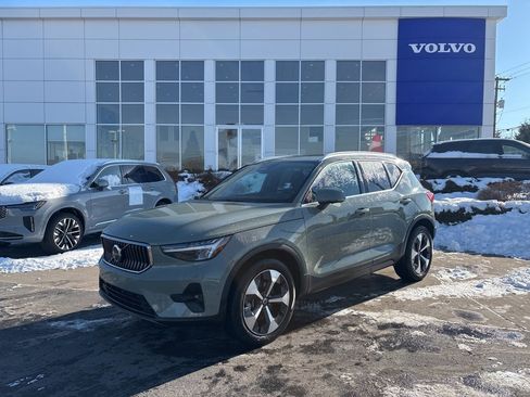 Certified 2025 Volvo XC40 B5 Plus image 43