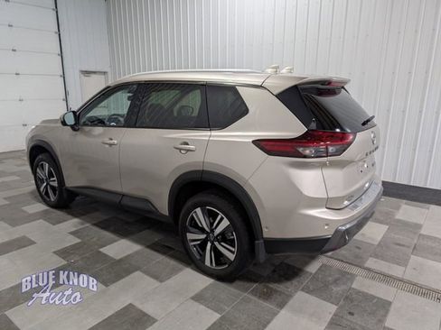 Used 2025 Nissan Rogue SL w/ Tech Package image 2
