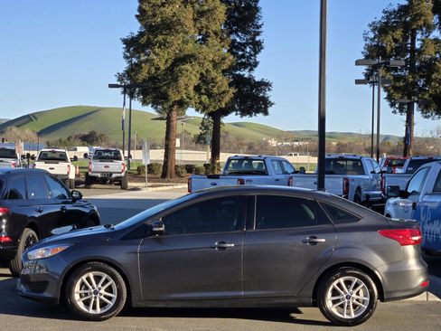 Used 2017 Ford Focus SE image 7