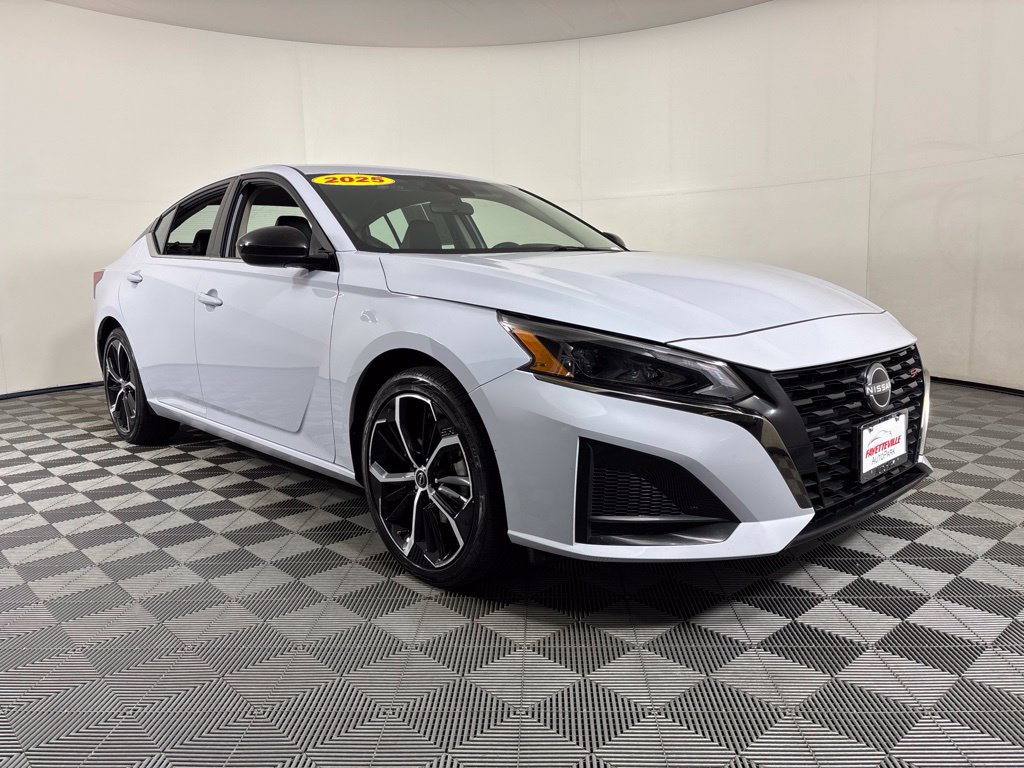 Used 2025 Nissan Altima 2.5 SR FWD image 11