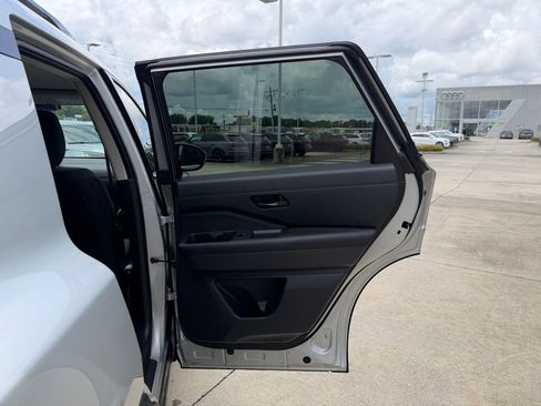 Used 2025 Nissan Pathfinder SV FWD image 27