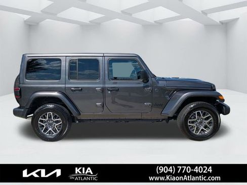 Used 2025 Jeep Wrangler Unlimited Sahara AWD/4WD image 4