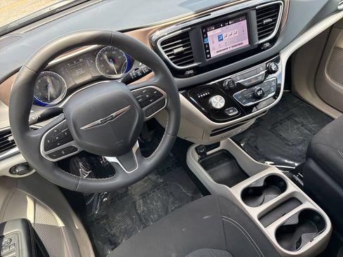 Used 2023 Chrysler Voyager LX FWD image 31