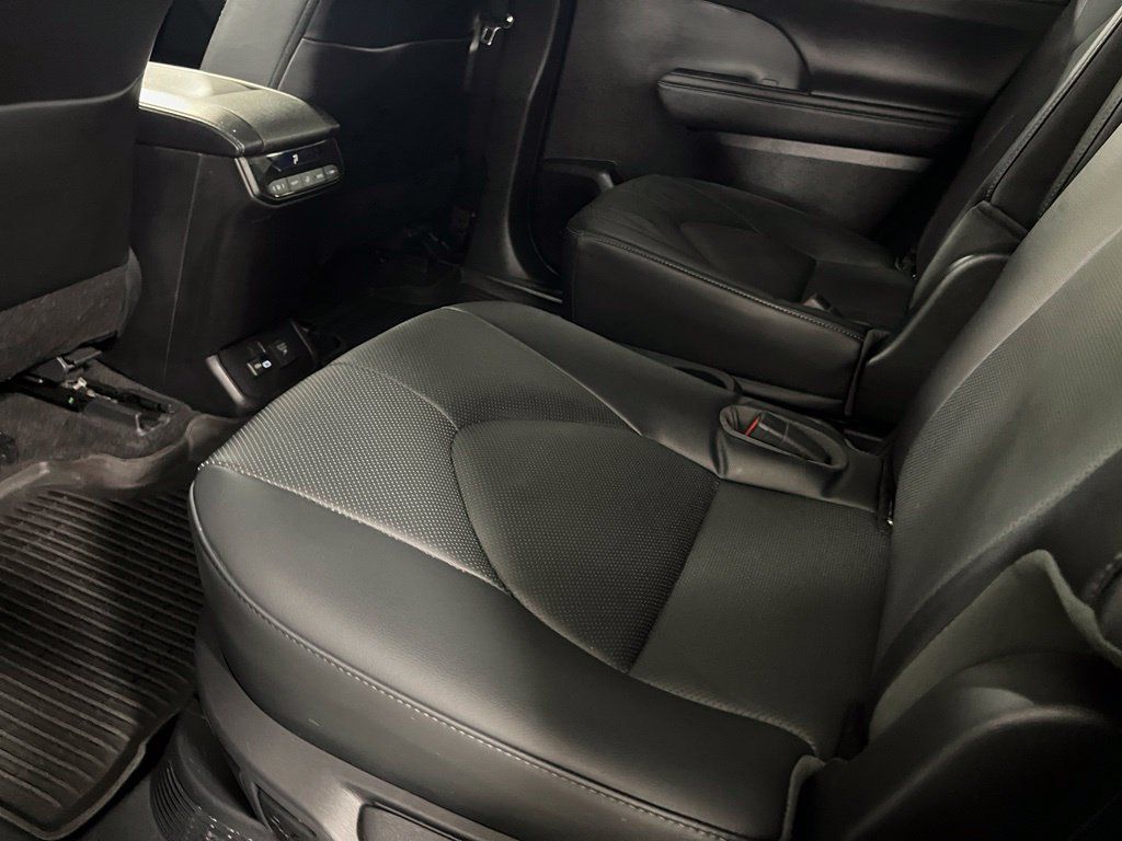 Used 2023 Toyota Highlander Limited AWD/4WD image 18