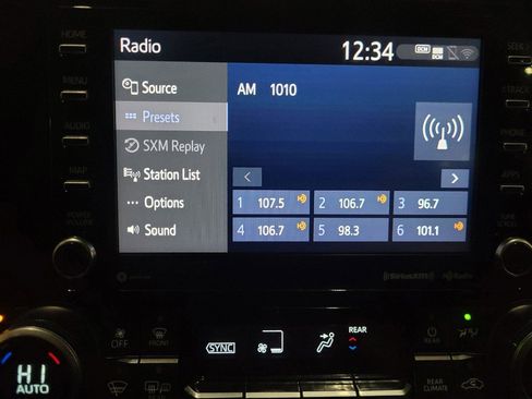 Used 2021 Toyota Highlander XLE image 25