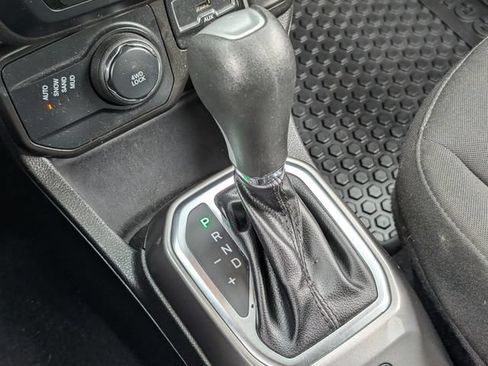 Used 2022 Jeep Renegade Latitude w/ Convenience Group AWD/4WD image 18