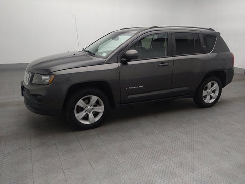 Used 2016 Jeep Compass Latitude image 2