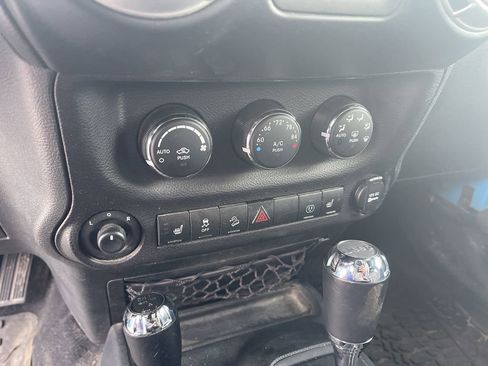 Used 2017 Jeep Wrangler Unlimited Rubicon w/ Connectivity Group image 28