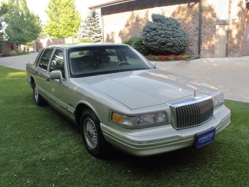 Used 1997 Lincoln Town Car Signature RWD image 2