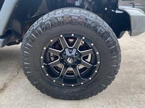 Used 2017 Jeep Wrangler Unlimited Sport w/ Connectivity Group AWD/4WD image 23