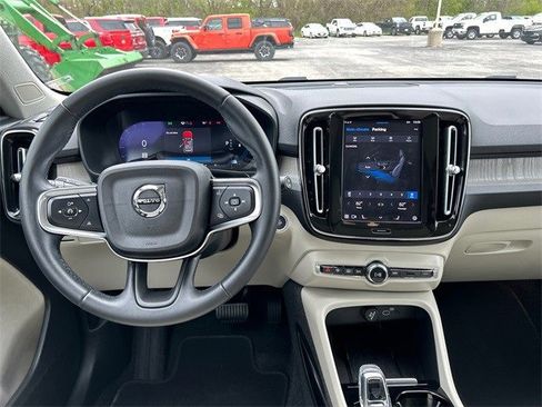 Used 2023 Volvo XC40 B4 Ultimate image 14