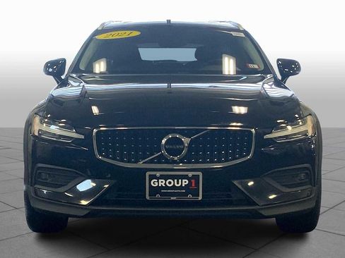 Used 2021 Volvo V60 T5 Cross Country image 3