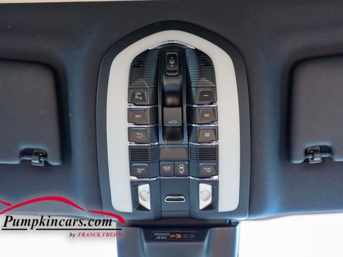 Used 2023 Porsche Macan AWD/4WD image 40