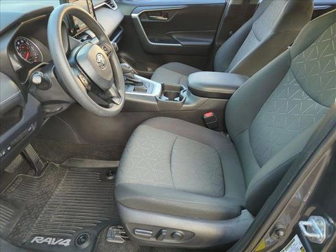 Used 2020 Toyota RAV4 XLE w/ Convenience Package FWD image 12