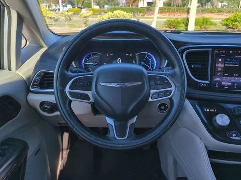 Used 2022 Chrysler Pacifica Limited FWD image 16