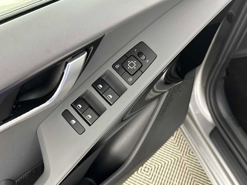 Used 2023 Kia Niro EX image 17
