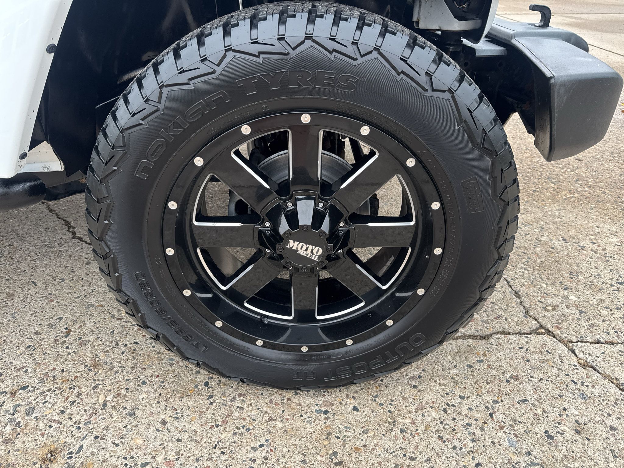 Used 2012 Jeep Wrangler Unlimited Sahara w/ Connectivity Group AWD/4WD image 9