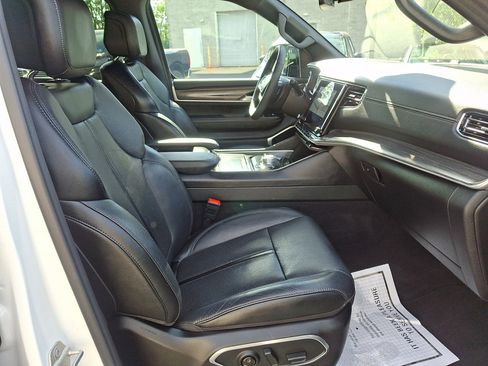 Used 2024 Jeep Wagoneer L Series II w/ Flexible Seating Group AWD/4WD image 11
