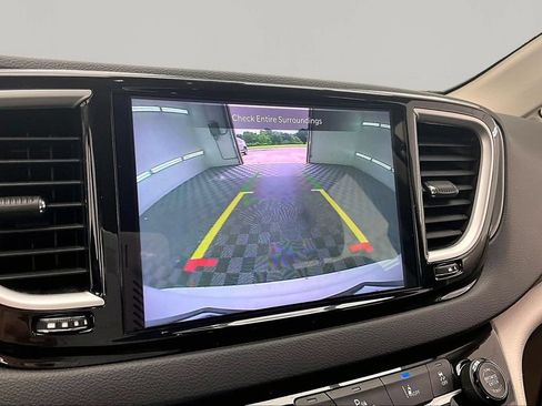 Used 2024 Chrysler Pacifica Touring-L FWD image 21
