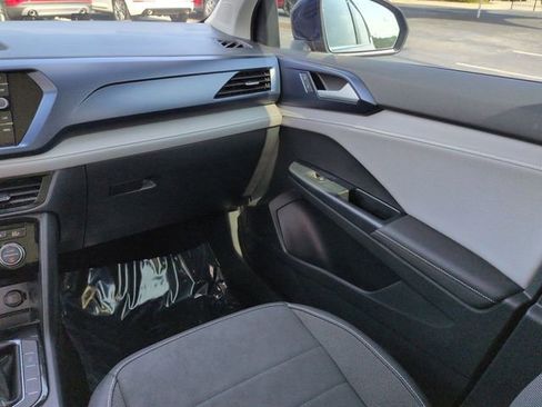 Used 2024 Volkswagen Taos SE w/ Panoramic Sunroof Package FWD image 17