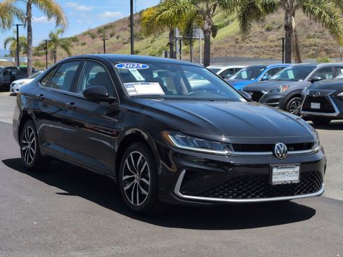 Used 2025 Volkswagen Jetta SE FWD image 3