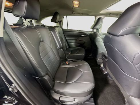 Certified 2025 Toyota Highlander XLE FWD image 30