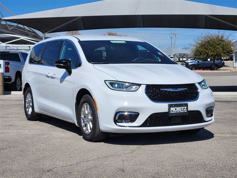 Used 2025 Chrysler Pacifica Select image 3