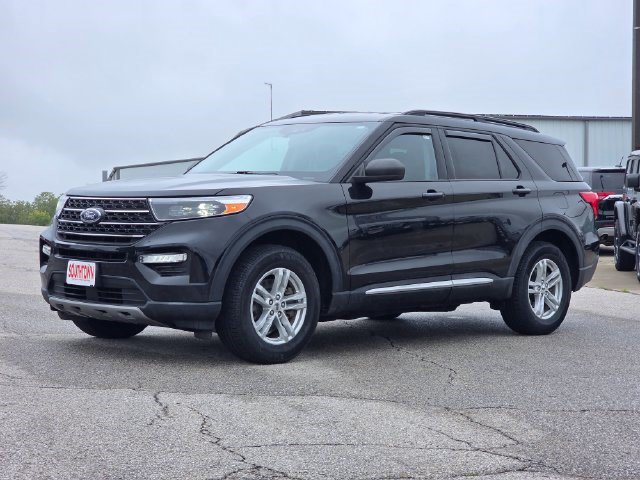 Used 2023 Ford Explorer XLT w/ Equipment Group 202A AWD/4WD image 3