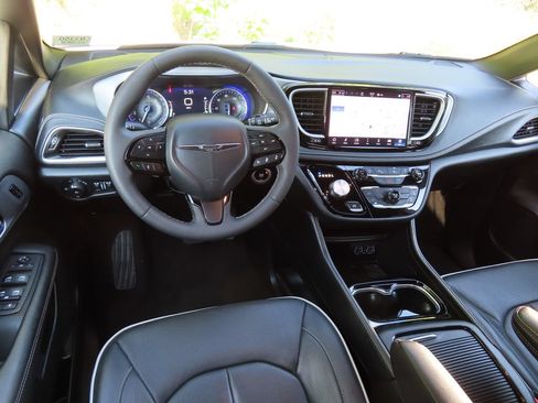 Certified 2025 Chrysler Pacifica Limited FWD image 4