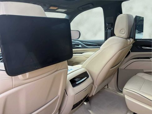 Used 2021 Cadillac Escalade Premium Luxury AWD/4WD image 25