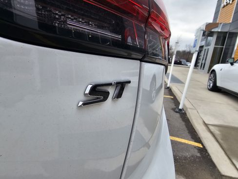 Used 2021 Buick Envision Essence w/ Sport Touring Package image 12