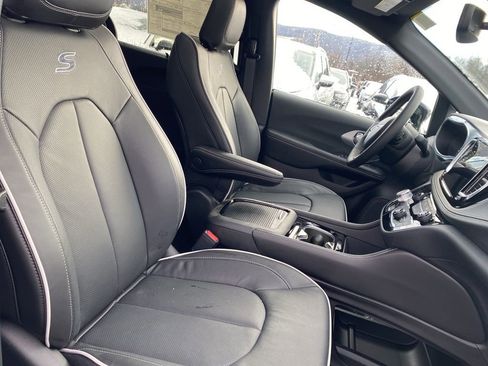 New 2026 Chrysler Pacifica Limited w/ S Appearance Package image 9