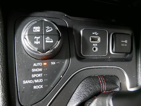 Used 2019 Jeep Cherokee Trailhawk AWD/4WD image 29
