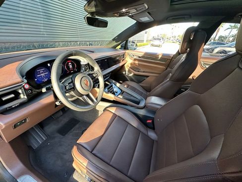 Certified 2025 Porsche Macan Electric image 4