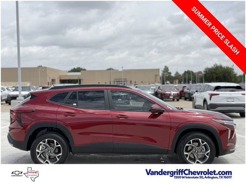 Certified 2025 Chevrolet Trax LT w/ Driver Confidence Package FWD image 3