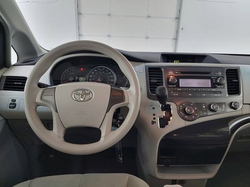 Used 2011 Toyota Sienna w/ Towing Pkg FWD image 11