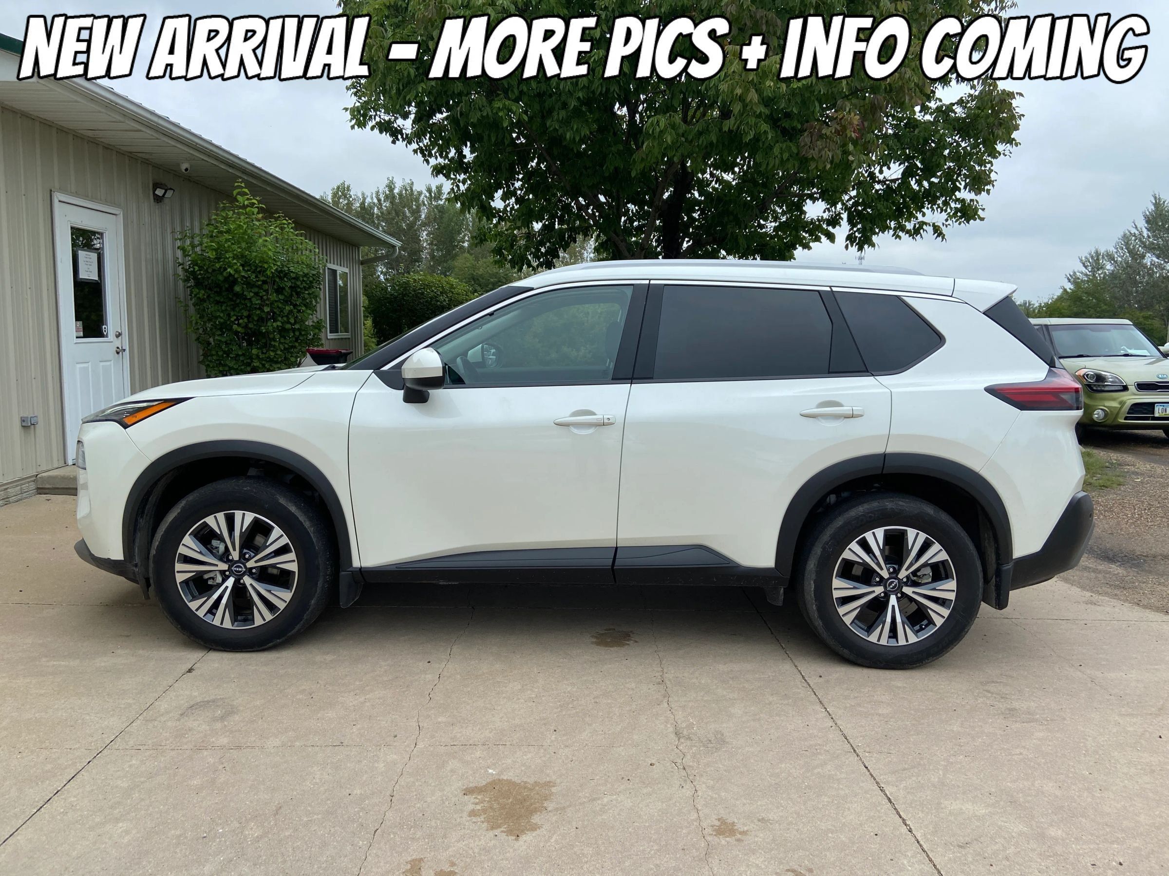 Used 2023 Nissan Rogue SV w/ SV Premium B Package AWD/4WD image 2
