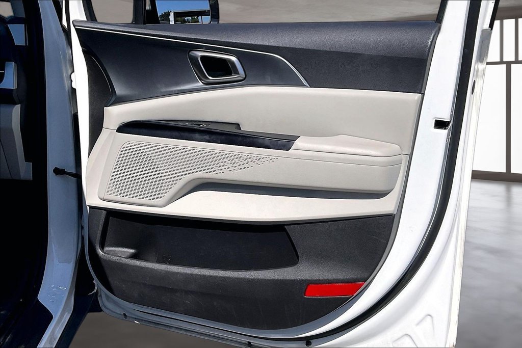 Used 2024 Kia Carnival LX FWD image 26
