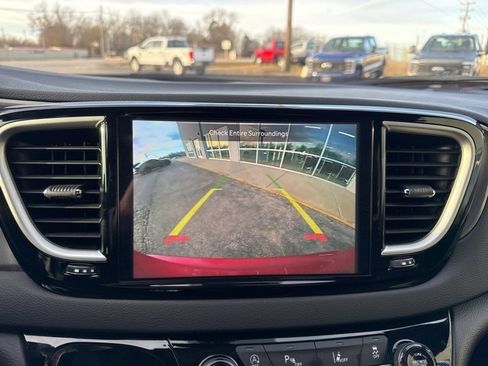 Used 2025 Chrysler Pacifica Select image 15