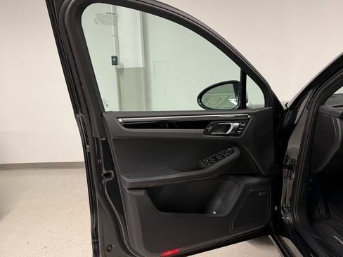 Certified 2025 Porsche Macan image 35