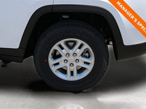 New 2025 Jeep Grand Cherokee Laredo w/ Trailer Tow Package image 9