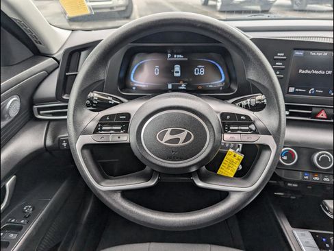 Used 2025 Hyundai Elantra SE FWD image 12
