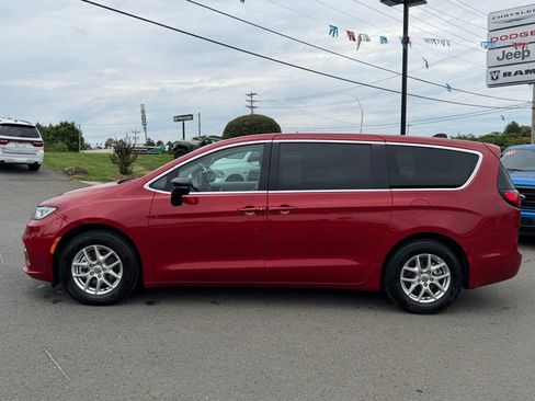 Used 2024 Chrysler Pacifica Touring-L FWD image 8